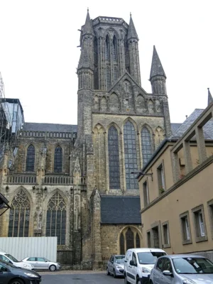 Coutances-exterior-img.9330